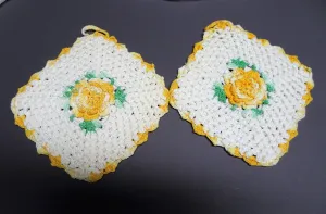 CLASSIC 1950s Vintage Pot Holders Set,Sunny Yellow and White Hand Crocheted Doilies Trivets Kitchen Decor Farmhouse Decor 50s Kitchen Decor